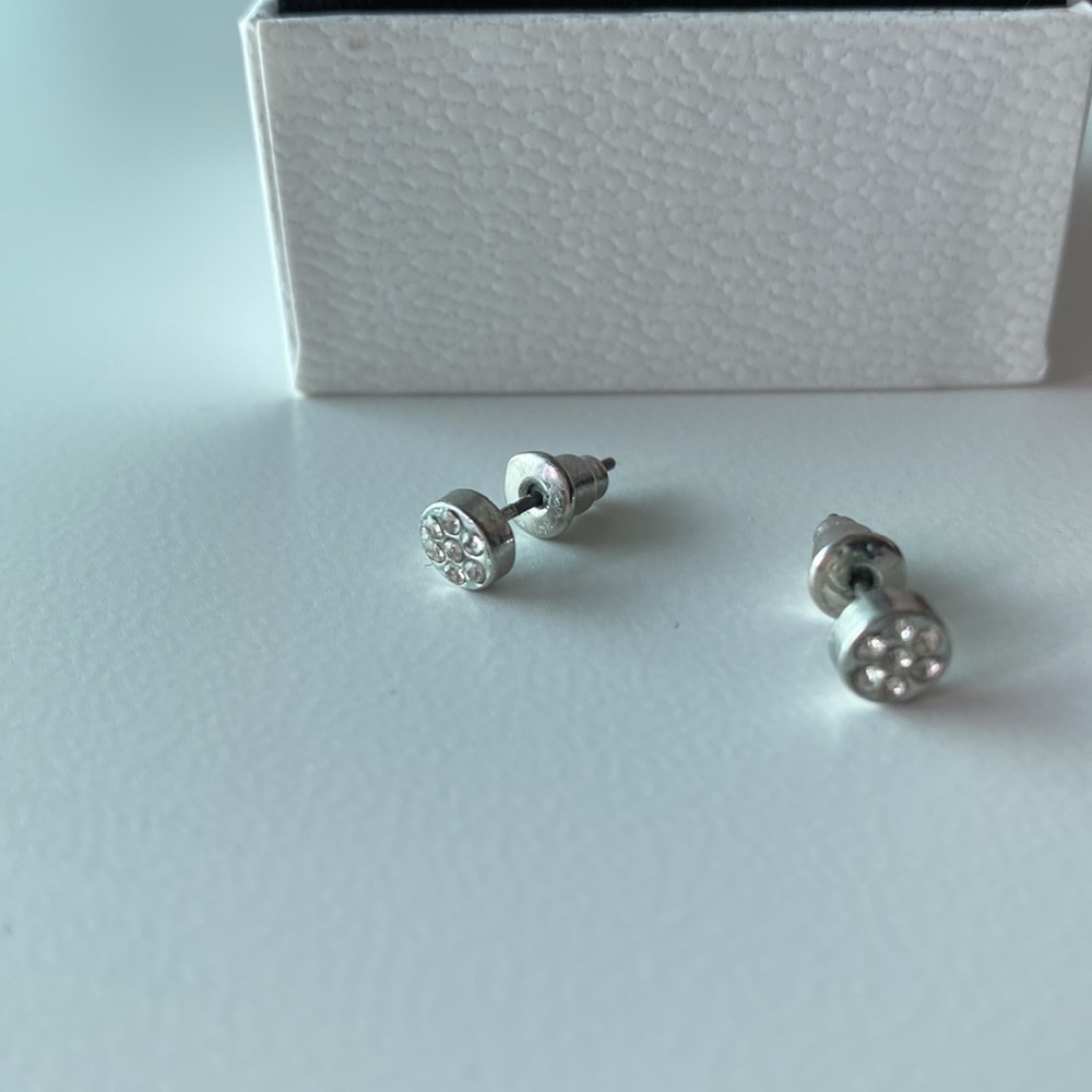 Circular diamond studs - Picture 3 of 3
